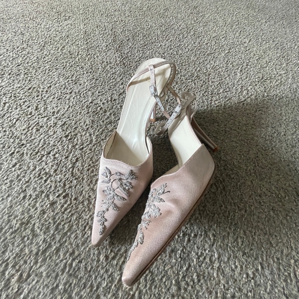 Vera Wang Silver Embroidery heels size 8.5